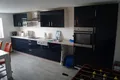 Appartement mit dunkelblauer Einbauküche und Kicker