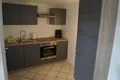 Küchenzeile mit Backofen, Kaffeemaschine und Kühlschrank
