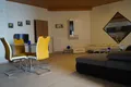 Großer Wohnbereich im Appartement mit Sofa und Essgruppe