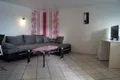 Wohnzimmer im Appartement mit Ecksofa und Couchtisch