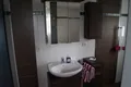 Bad mit Waschtisch, Spiegelschrank und Mosaikfliesen