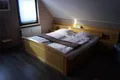 Doppelzimmer mit Holzbett unter der Dachschräge
