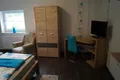 Doppelzimmer mit Kleiderschrank, Schreibtisch und Sessel