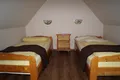 Zweibettzimmer mit Holzbetten unter der Dachschräge