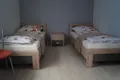 Helles Zweibettzimmer mit zwei Einzelbetten